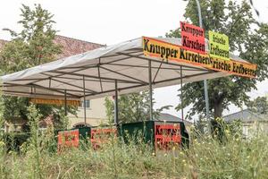 leerer Verkaufsstand von unten foto