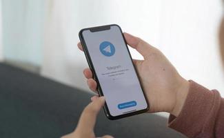 Telegramm-Anwendungssymbol auf Apple iPhone Xs-Bildschirmnahaufnahme. Telegramm-App-Symbol. telegram ist ein Online-Social-Media-Netzwerk. Social-Media-App foto