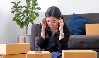 asien menschen junge frau nachdenklich wegsehen zweifelhaft stress sorge in schlechten nachrichten finanzwirtschaft rezession cashflow krise in kleinen sme problem auswirkung durch covid coronavirus im home office store. foto