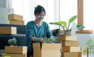 junge frau kleinunternehmerin, die im büro zu hause arbeitet. Online-Marketing-Verpackungslieferung, Startup-KMU-Unternehmer oder Konzept für freiberufliche Frauen. Kleinunternehmer foto