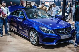 frankfurt - september 2015 mercedes-benz e 220 d coupé präsentiert auf foto