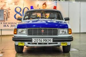 moskau - aug 2016 gaz 31029 volga militia police gai präsentiert auf dem internationalen automobilsalon mias moskau am 20. august 2016 in moskau, russland foto