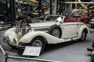 sinsheim, deutschland - mai 2022 weißer mercedes-benz 540 k b-cabriolet 1939 foto