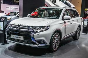 frankfurt - september 2015 mitsubishi outlander präsentiert auf der iaa int foto