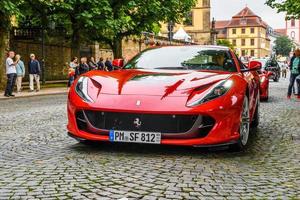 deutschland, fulda - juli 2019 roter ferrari 812 superfast typ f152m ist ein grand tourer mit frontmittelmotor und heckantrieb des italienischen sportwagenherstellers ferrari, der auf der 2017 debütierte foto