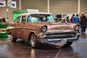 friedrichshafen - mai 2019 sandbrauner chevrolet bel air 1957 limousine bei den motorworld classics bodensee am 11. mai 2019 in friedrichshafen, deutschland foto