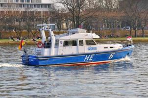 frankfurt, deutschland - 18. märz 2015 polizeimotorboot, demonstration blockupy foto