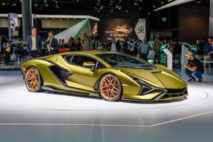 frankfurt, germany - sept 2019 yellow golden lamborghini sian fkp 37 ist ein mittelmotor-hybrid-sportwagen. es ist das erste Hybrid-Serienfahrzeug der Marke, iaa internationale automobilausstellung au foto