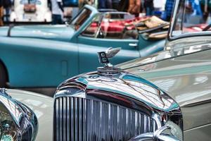 friedrichshafen - mai 2019 beige bentley derby tourer 1937 cabrio roadster bei motorworld classics bodensee am 11. mai 2019 in friedrichshafen, deutschland foto