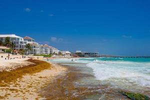 Sandstrand an einem sonnigen Tag mit Hotels in Playa del Carmen, Mexiko foto