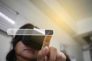 vr-brille virtuelle suche durchsuchen von internetdateninformationen. foto