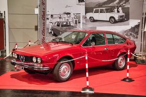 friedrichshafen - mai 2019 red alfa rome alfetta gt type 116 1972 bei motorworld classics bodensee am 11. mai 2019 in friedrichshafen, deutschland foto