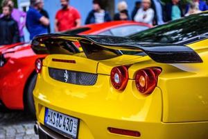 deutschland, fulda - jul 2019 rückleuchten des gelben ferrari f430 typ f131 cabrio ist ein sportwagen des italienischen automobilherstellers ferrari von 2004 bis 2009 als nachfolger des ferrari foto