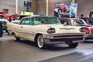 Friedrichshafen - Mai 2019 White Desoto Adventurer 1957 bei den Motorworld Classics Bodensee am 11. Mai 2019 in Friedrichshafen, Deutschland foto