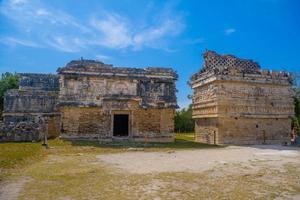 Anbetung Maya-Kirchen Ausgeklügelte Strukturen zur Anbetung des Gottes des Regens Chaac, Klosterkomplex, Chichen Itza, Yucatan, Mexiko, Maya-Zivilisation foto