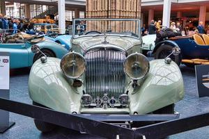 friedrichshafen - mai 2019 beige bentley derby tourer 1937 cabrio roadster bei motorworld classics bodensee am 11. mai 2019 in friedrichshafen, deutschland foto