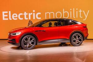 frankfurt, deutschland - sept 2019 roter volkswagen vw id crozz ist ein elektrisches suv-konzeptauto, das auf der elektrischen meb-plattform von volkswagen basiert, iaa internationale autoausstellung foto