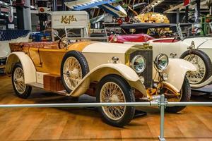 sinsheim, deutschland - mai 2022 beige weiß elfenbein mercedes 28 95 1922 foto