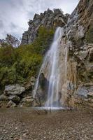 berg fluss strom wasserfall grün wald landschaft natur pflanze baum regenwald dschungel foto