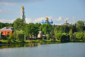 lavra orthodoxes dreifaltigkeitskloster sergiev vom kelarsee, sergiev posad foto