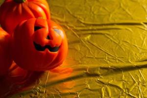 der Halloween-Kürbissteckfassung im Goldfeiertagshintergrundbild. foto