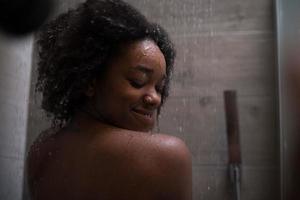 Afroamerikanerin in der Dusche foto