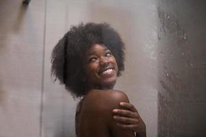 Afroamerikanerin in der Dusche foto