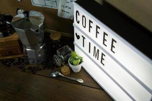 Vintage Röstkaffee auf Holztisch. foto