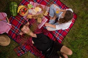 Draufsicht des Paares, das Picknickzeit genießt foto