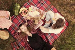 Draufsicht des Paares, das Picknickzeit genießt foto