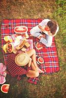 Draufsicht des Paares, das Picknickzeit genießt foto