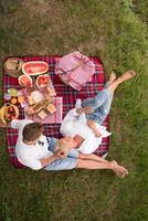 Draufsicht des Paares, das Picknickzeit genießt foto