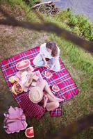 Draufsicht des Paares, das Picknickzeit genießt foto