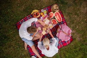 Draufsicht des Paares, das Picknickzeit genießt foto