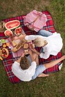 Draufsicht des Paares, das Picknickzeit genießt foto