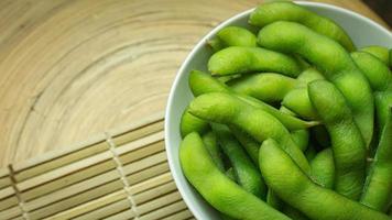 Edamame in Draufsichtbild der weißen Schüssel für Lebensmittelinhalt. foto