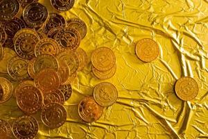 die Bitcoin-Kryptowährung im Hintergrund des goldenen Texturbildes. foto