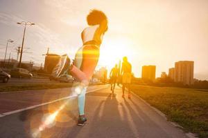 multiethnische gruppe von menschen beim joggen foto