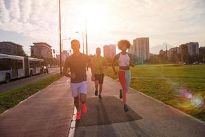 multiethnische gruppe von menschen beim joggen foto