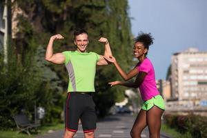 Porträt eines jungen multiethnischen Joggingpaares, das zum Laufen bereit ist foto