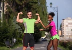 Porträt eines jungen multiethnischen Joggingpaares, das zum Laufen bereit ist foto