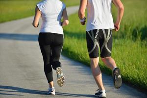 junges paar joggen am morgen foto