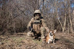 moderner Soldat mit Corgi-Hund foto