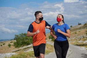 paar, das in der natur mit maske läuft foto