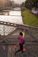 junges multiethnisches paar, das in der stadt joggt foto