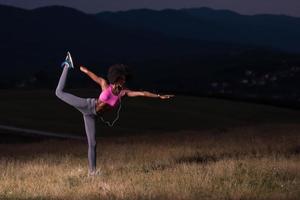 schwarze Frau, die Yoga in der Natur macht foto