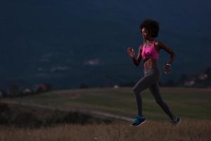 junge Afroamerikanerin, die in der Natur joggt foto