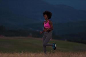 junge Afroamerikanerin, die in der Natur joggt foto