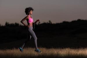 junge Afroamerikanerin, die in der Natur joggt foto