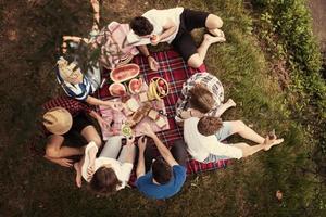 Draufsicht von Gruppenfreunden, die Picknickzeit genießen foto